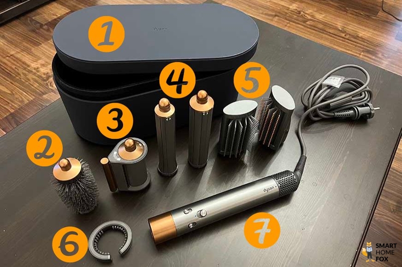 Man sieht den Lieferumfang des Dyson Airwrap.